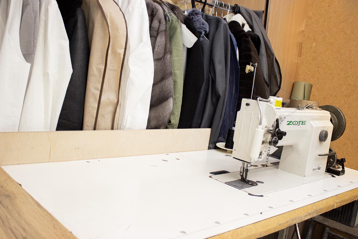 Мастер за работой — ремонт норковой шубы