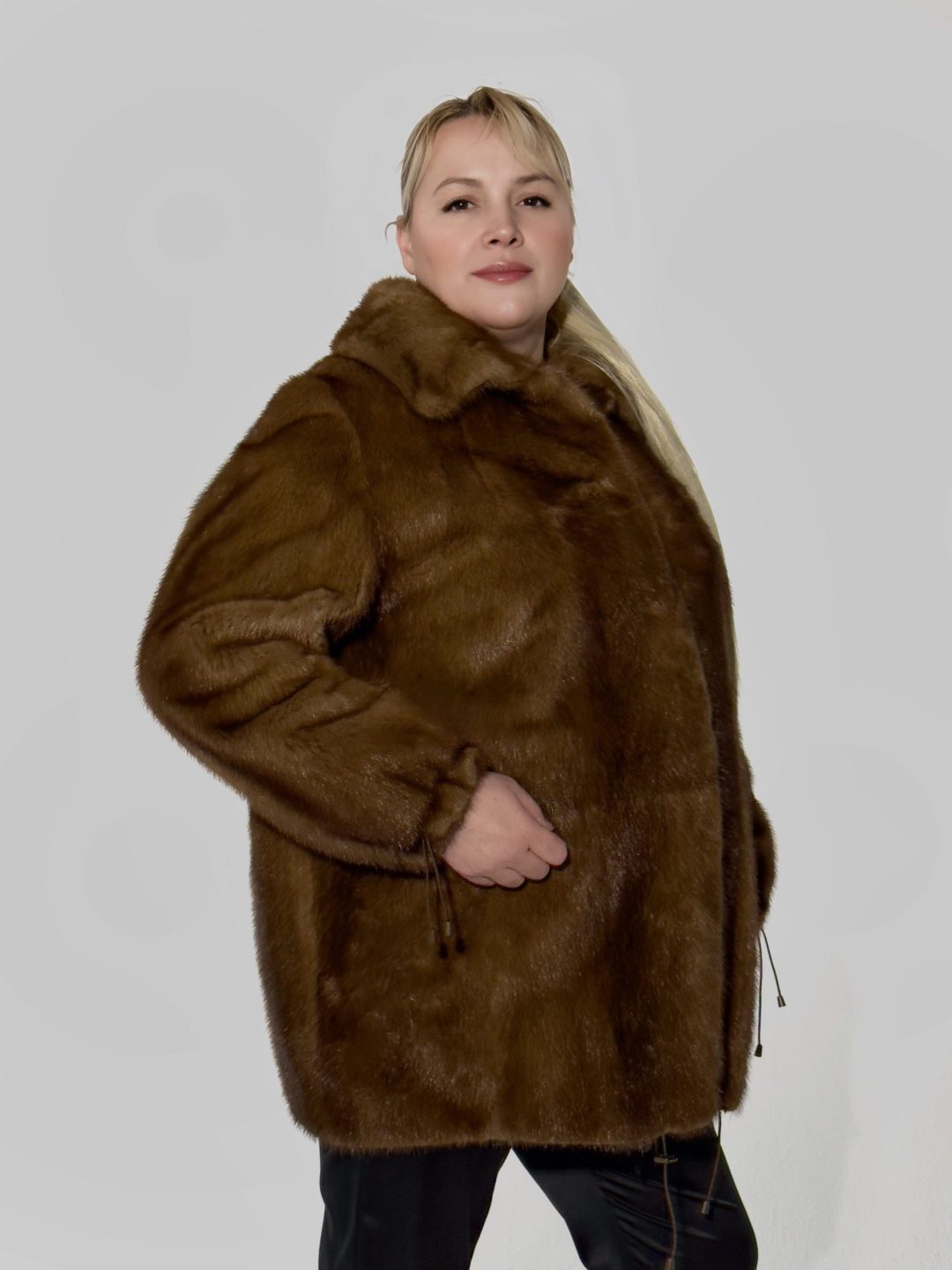 Реальная модель в норковой шубе